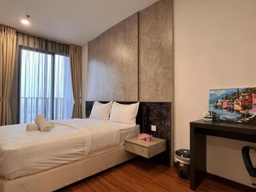 una camera da letto con un grande letto bianco e una finestra di 2BR with Free Parking, Near Central I-City, Theme Park, SOGO & iCCC a Shah Alam