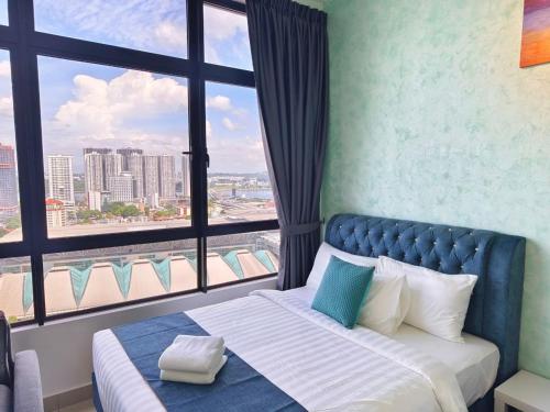 une chambre avec un lit et une grande fenêtre dans l'établissement Twin Tower Johor Bahru by Glex, à Johor Bahru