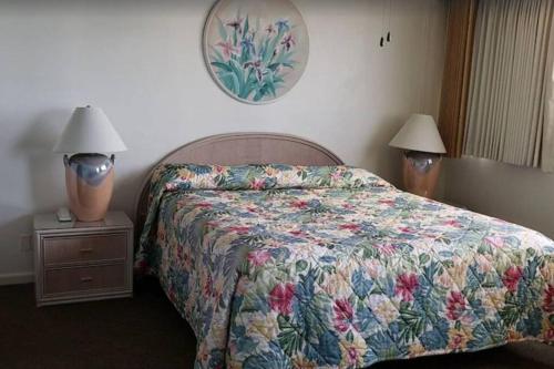 Ένα ή περισσότερα κρεβάτια σε δωμάτιο στο Royal Kahana 1009- Oceanfront unobstructed views from the 10th floor