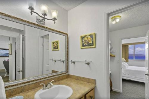 La salle de bains est pourvue d'un lavabo et d'un miroir. dans l'établissement Royal Kahana 1009- Oceanfront unobstructed views from the 10th floor, à Kahana