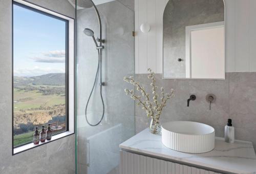 bagno con doccia e lavandino bianco di The Lookout by Mt Bellevue a Myrrhee