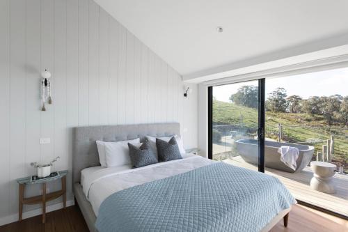 una camera con letto, vasca e finestra di The Lookout by Mt Bellevue a Myrrhee