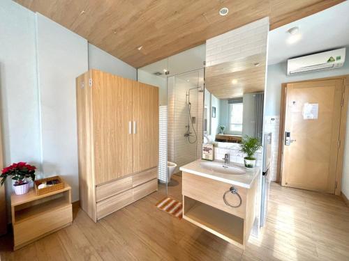 La salle de bains est pourvue d'un lavabo et d'un miroir. dans l'établissement Zen Apartment, à Hô-Chi-Minh-Ville
