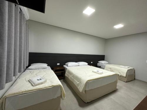 Un pat sau paturi într-o cameră la Hotel 7 Quedas