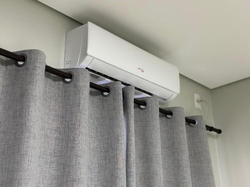 a wall mounted shower curtain with aperature at Hotel 7 Quedas in Guaíra