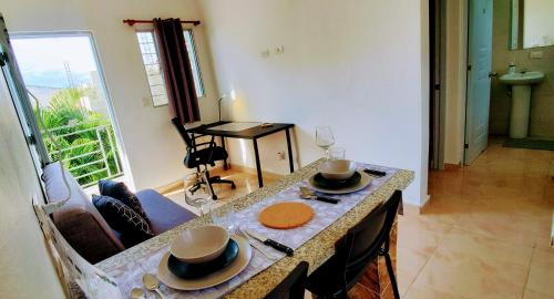 プンタ・カナにあるDominican Dream Apartmentsのリビングルーム(帽子付きテーブル付)