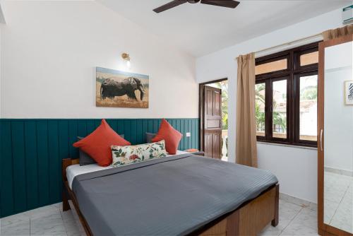 a bedroom with a bed and a window at Villa Calangute Phase 7 in Candolim