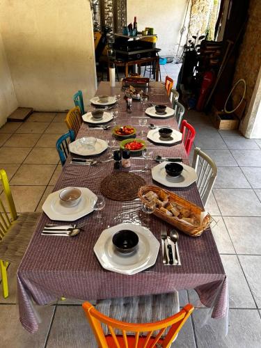 een tafel met daarop borden met eten bij Relais de la tour in Termes-dʼArmagnac