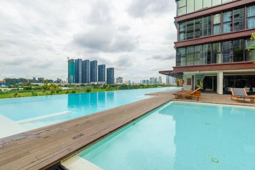 a large swimming pool next to a tall building at Metropole Thu Thiem Condo Apartment in Ho Chi Minh City