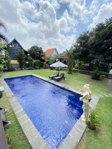a swimming pool in the yard of a house at Kubu Di Omo Villas in Munggu