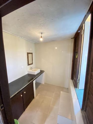 La salle de bains est pourvue d'un lavabo et d'un comptoir. dans l'établissement Kubu Di Omo Villas, à Munggu