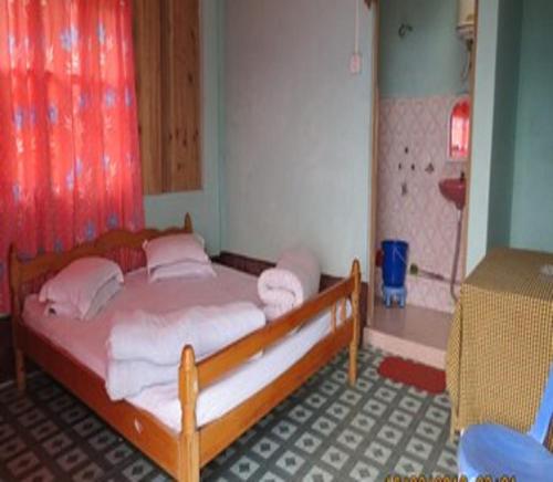 1 dormitorio con 1 cama en una habitación con ducha en Little Hut Zelepla Eco Village Retreat by StayApart, en Kalimpong