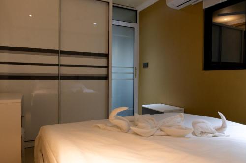 una camera da letto con cigni fatti di asciugamani su un letto di Fanfini Residence Male’ a Città di Malé