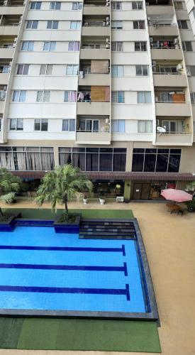 ein leerer Pool vor einem Gebäude in der Unterkunft Highlander Apartemen Centro City in Jakarta