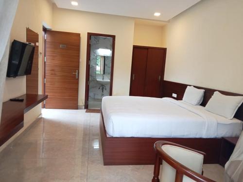 a hotel room with a bed and a television at CLIFFVIEW RESORT in Yercaud