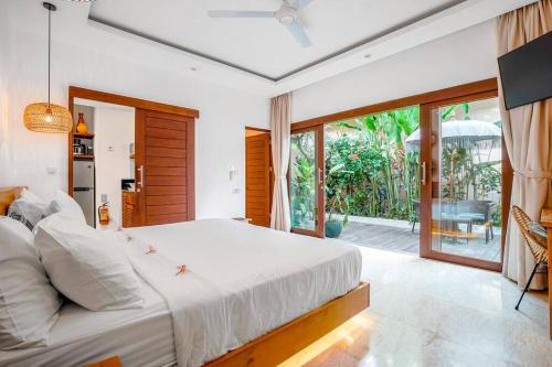 Ένα ή περισσότερα κρεβάτια σε δωμάτιο στο Frangipani Villa Kuning at Berawa