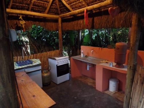 cocina con fogones y encimera en Pousada Shangrilá, en Serra do Cipo