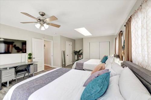 1 dormitorio grande con 2 camas y sofá en Family/Pet friendly home-Redlands-CA, en Redlands