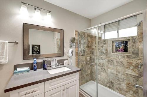 un baño con lavabo y ducha en Family/Pet friendly home-Redlands-CA, en Redlands