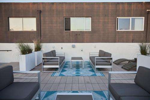 a living room with two couches and a table at The Redline Venice in Los Angeles