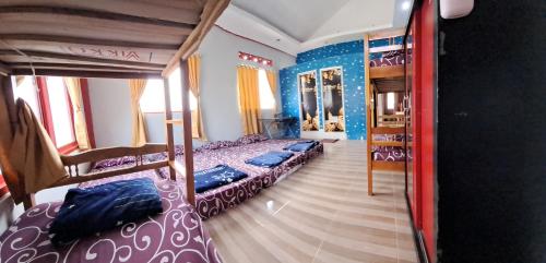 1 Schlafzimmer mit 2 Etagenbetten und einem Spiegel in der Unterkunft Homestay Setiabudi in Bandung