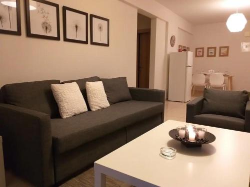 sala de estar con sofá y mesa en Artemis Panorama Escape Vacation, en Tersephanou
