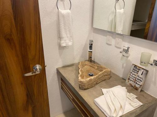 uma casa de banho com um lavatório e um espelho em CASA CANDRA (HOTEL BOUTIQUE) em San Francisco