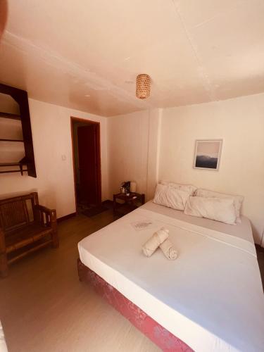 a bedroom with a large white bed in a room at Sunnyside Moalboal - 써니사이드 모알보알 게스트 하우스 in Moalboal