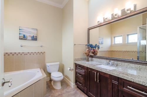 y baño con lavabo, aseo y bañera. en Vancouver Metrotown Guest House 8 mins walk to Sky Train en Burnaby