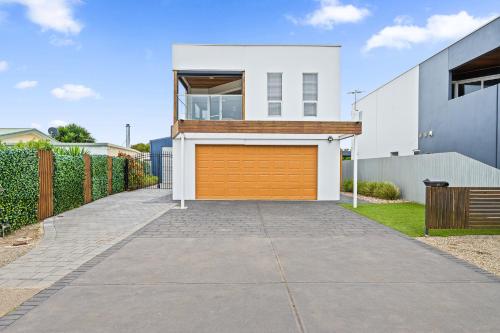 Casa blanca con garaje marrón en Seascape Sunset Villa - Aldinga Beach - C21 SouthCoast Holidays, en Aldinga Beach