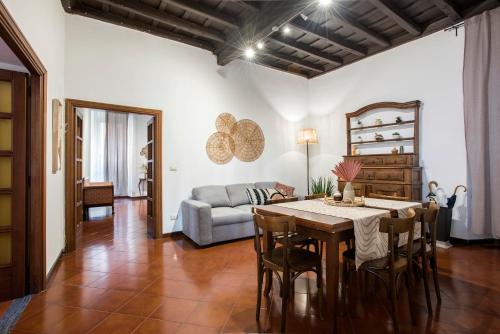 Trevi Fountain House Deluxe