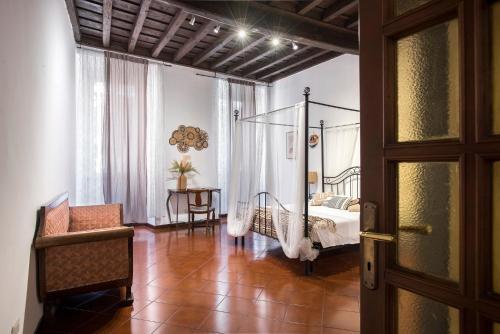 Posteľ alebo postele v izbe v ubytovaní Trevi Fountain House Deluxe