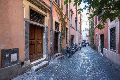 Trevi Fountain House Deluxe