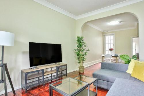 โทรทัศน์และ/หรือระบบความบันเทิงของ Spacious 3 Bedroom House Paddington 2 E-Bikes Included