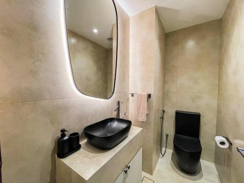a bathroom with a black sink and a mirror at Deluxe 1 Bedroom Apartment - Elite Residence Dubai Marina - Sea View in Dubai