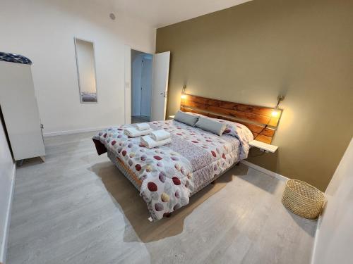 a bedroom with a large bed with a wooden headboard at Luz de Luna in Plottier