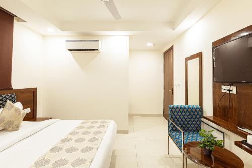 Televisyen dan/atau pusat hiburan di Hotel Emblem Suites- Near Delhi Airport