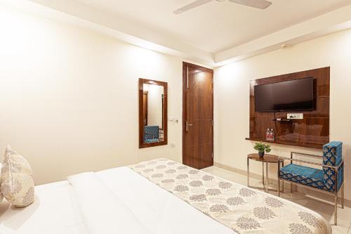 Televisyen dan/atau pusat hiburan di Hotel Emblem Suites- Near Delhi Airport