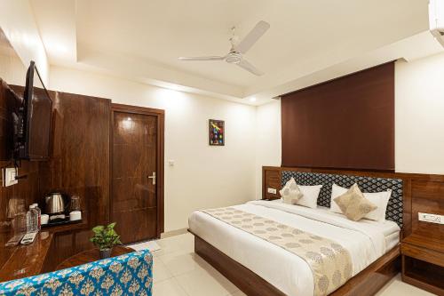 Katil atau katil-katil dalam bilik di Hotel Emblem Suites- Near Delhi Airport