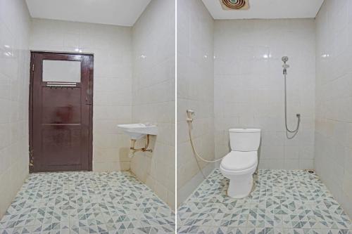 La salle de bains est pourvue de toilettes, d'un lavabo et d'une douche. dans l'établissement OYO 90735 Palem Garden 2, à Tulungagung
