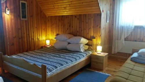 Säng eller sängar i ett rum på Maasi Puhkemaja