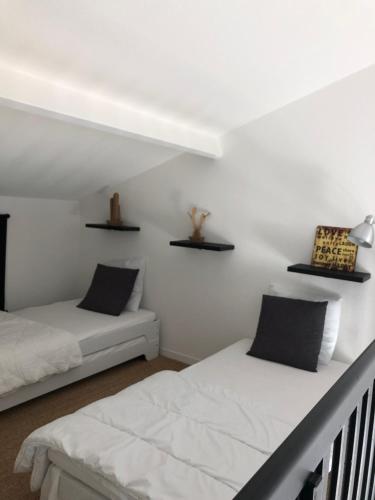 En eller flere senge i et værelse på Unappartalamer Vue Golf de Pornic et piscine