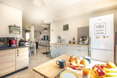- une cuisine avec une table et une assiette de fruits dans l'établissement Appartement Les Ptits Loups, à Autrans