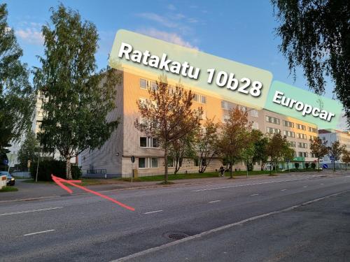 budynek z znakiem na boku ulicy w obiekcie Railway&bus station studio w mieście Oulu