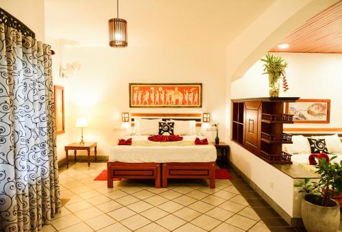 um quarto com uma cama num quarto em Samudra Villa em Ambalangoda