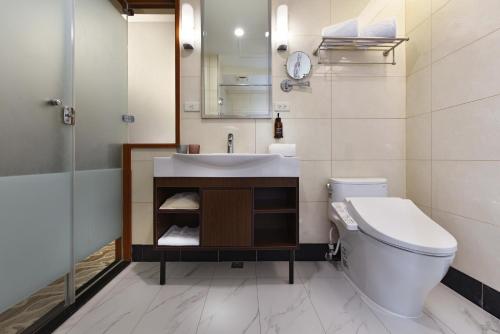 a bathroom with a toilet and a sink at Fullon Poshtel - Linkou in Guishan
