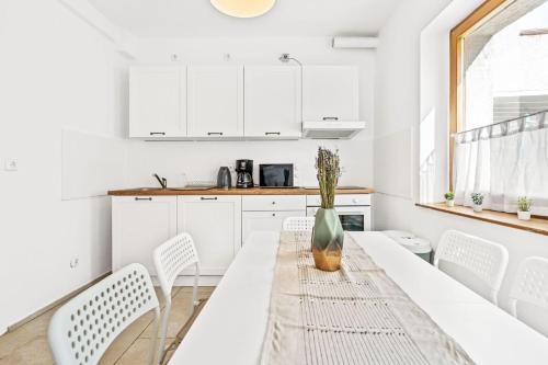 Кухня или мини-кухня в Chic & Modern Apartment
