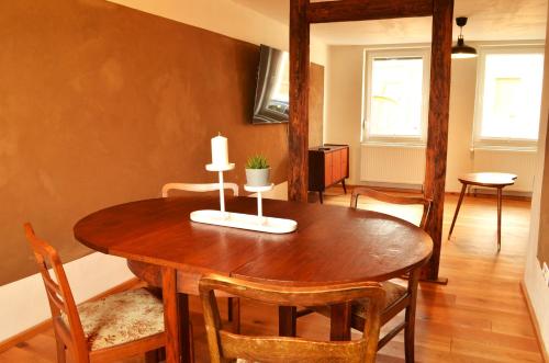 - une salle à manger avec une table et des chaises en bois dans l'établissement Lehmhäuschen mit Sauna, à Tangermünde