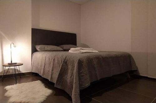 1 dormitorio con 1 cama con manta y alfombra en Apartamento Moderno, en Pereira