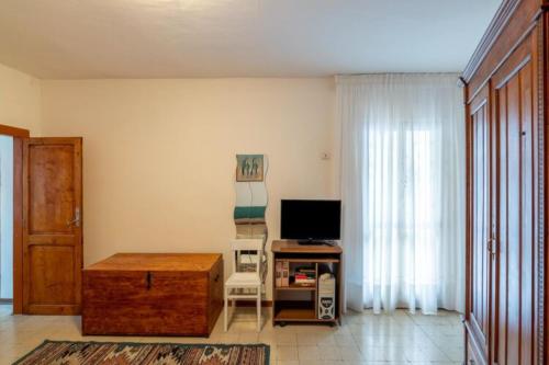 Casa Romano في Polino: غرفة معيشة مع تلفزيون ومكتب مع كرسي